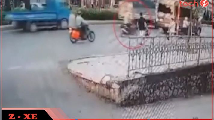 Video: Tai nạn kinh hoàng do ô tô đi lùi để bắt khách