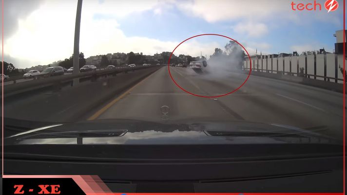 Video: Xe sang 'chổng vó' giữa đường vì chạy quá tốc độ