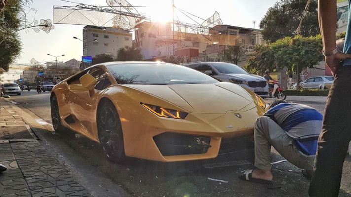 Siêu Bò Lamborghini Huracan đậu bên đường với tấm biển cảnh báo, nghi bị ‘chết máy’