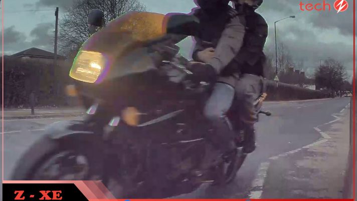 Video: Tức giận vì bị ô tô vượt mặt, biker lao lên làm hành động bất ngờ