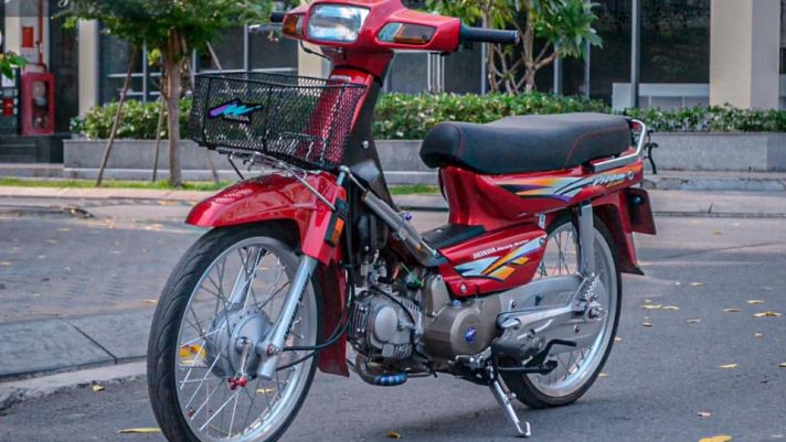 Choáng với diện mạo cực sốc của Honda Dream 'lùn' độ Full Option