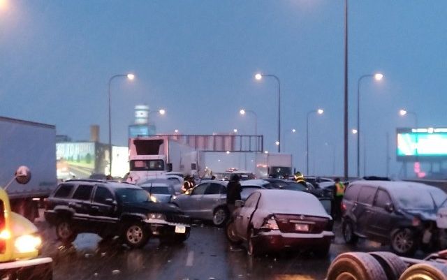 Video: Tai nạn liên hoàn 60 ô tô trên đường cao tốc, 14 người thương vong