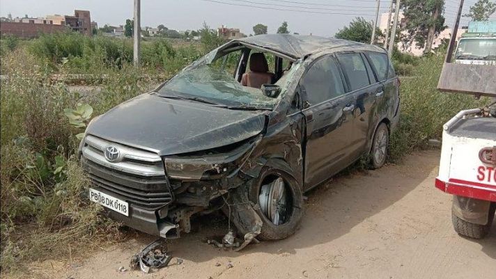 Toyota Innova lộn nhào 3 vòng nhưng túi khí không bung, số phận của 4 hành khách gây nhiều tranh cãi