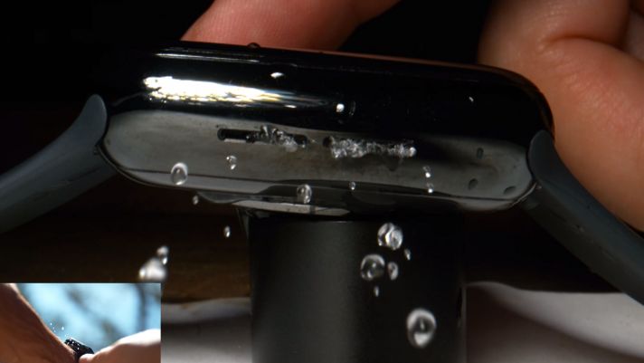 Video cận cảnh giây phút chiếc Apple Watch tự đẩy nước ra khỏi thiết bị