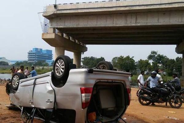 Toyota Innova rơi xuống từ cầu vượt đang xây dở, 3 người trong một gia đình tử vong
