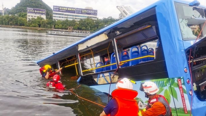 Xe bus chở học sinh đi thi ĐH rơi xuống hồ, 21 người chết đuối, 15 người khác bị thương