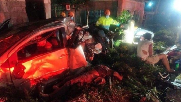Toyota Vios mất lái tông sập nhà, đổ cây, 7 người thương vong tại hiện trường
