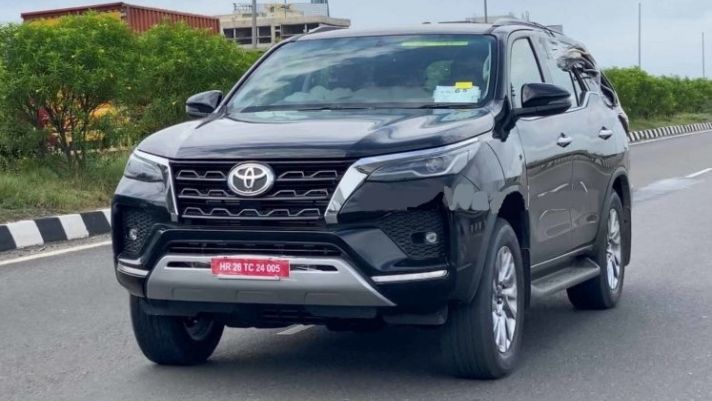 Toyota Fortuner 2021 'tung tăng' chạy thử không che chắn, ngày về Việt Nam đã rất gần