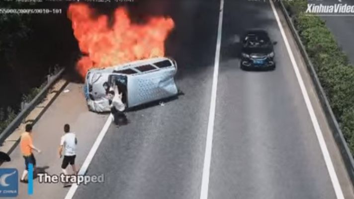 Ô tô bị lật bốc cháy dữ dội trên đường cao tốc, 3 người trên xe thoát chết nhờ vị cứu tinh dũng cảm