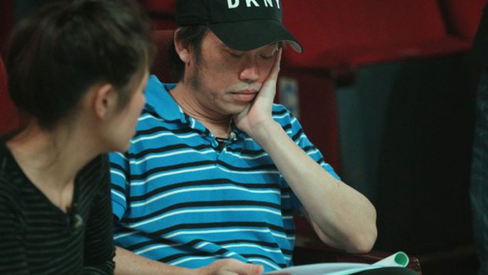 Hoài Linh kiệt sức nằm co ro tại trường quay sau khi bị đạo diễn 'bóc lột' không thương tiếc