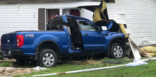Ford Ranger mất phanh tông sập nhà dân, hai vợ chồng phải nhập viện