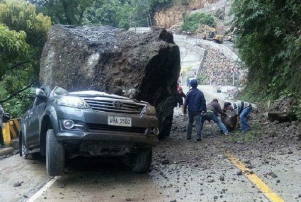 Toyota Fortuner chở 4 người bị đá núi khổng lồ đè bẹp dúm