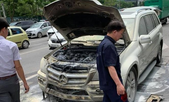 Clip nóng: Hoảng hồn xe sang Mercedes Benz GL 350 tự bốc cháy nghi ngút giữa lòng Hà Nội