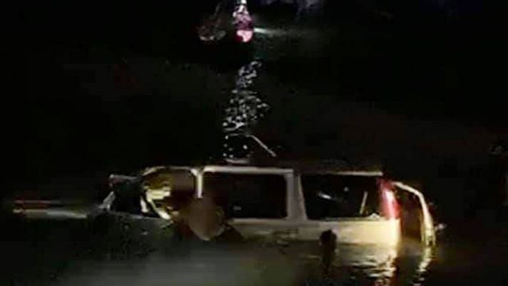 Tai nạn liên hoàn: SUV 7 chỗ rơi xuống sông, ít nhất 4 người tử vong