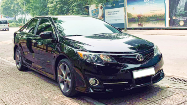 Toyota Camry cũ bất ngờ giảm sốc hơn 800 triệu, giá chỉ bằng Mazda3 đời mới 