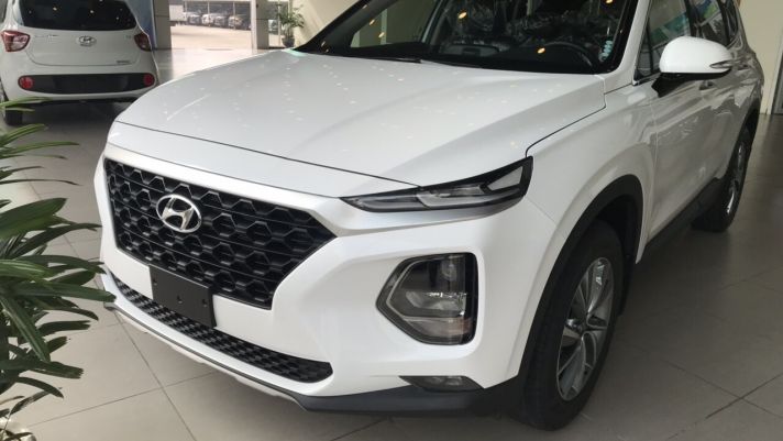 Vừa tung bản mới, 'vua phân khúc' Hyundai SantaFe đã giảm sốc cả trăm triệu 'dọa' Toyota Fortuner