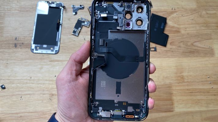 Tháo bung iPhone 12 Pro Max trước ngày mở bán