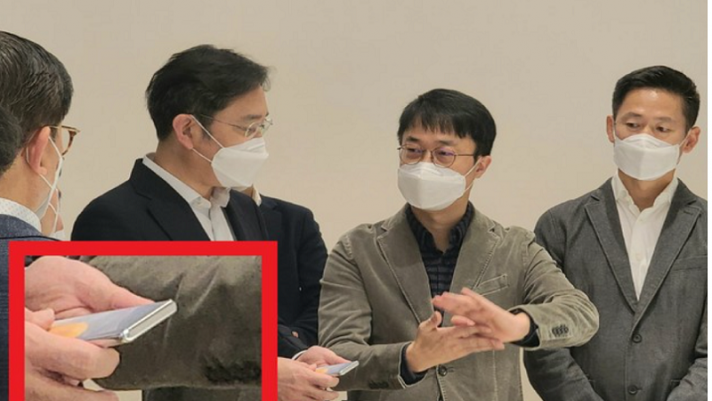 Phó chủ tịch Samsung sử dụng điện thoại lạ với camera selfie tàng hình