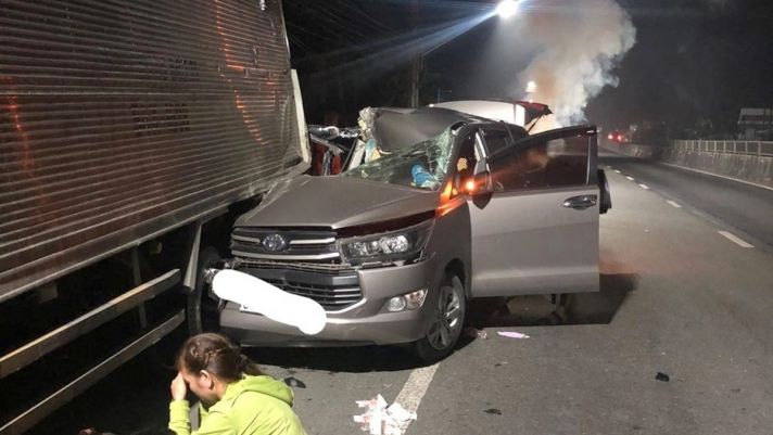 Tài xế Toyota Innova ngủ gật ‘xông phi’ vào xe tải: Xe 'nát tan' nhưng ai cũng giật mình vì điều này
