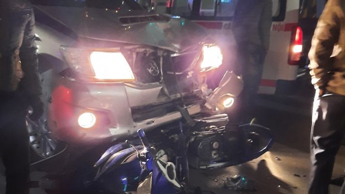 Yamaha Exciter bất ngờ ‘lọt gầm’ Toyota Hilux khiến dân tình ‘đứng hình’, 2 người trọng thương