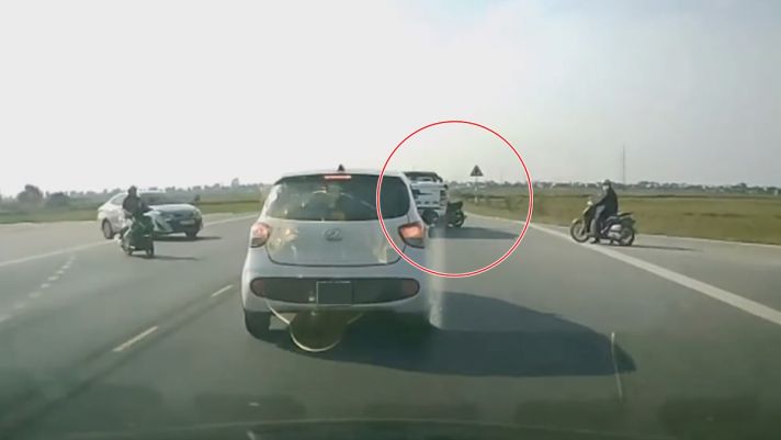 Video: Thanh niên đi Honda SH 'hôn đất' sau cú 'xông phi' qua đường cực mạo hiểm