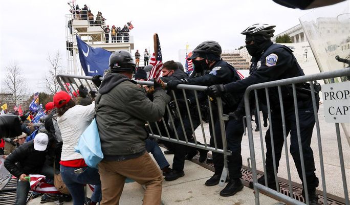 Nghi vấn cảnh sát Mỹ 'mở cửa' Điện Capitol, tiếp tay cho đoàn người biểu tình kéo vào đập phá?