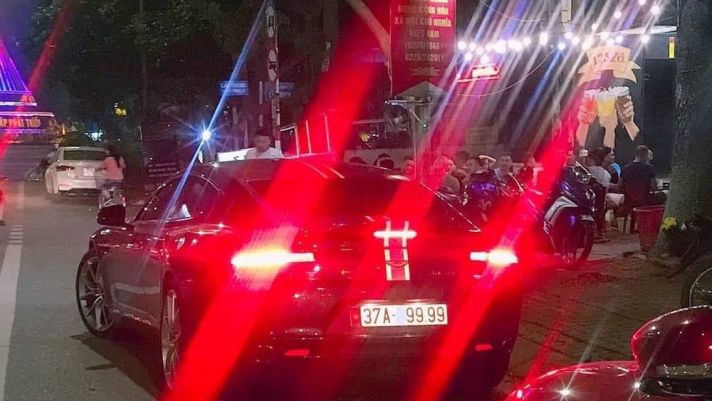 Bắt gặp Aston Martin Rapide S ở Nghệ An: Nhìn biển số ai cũng chỉ biết ước