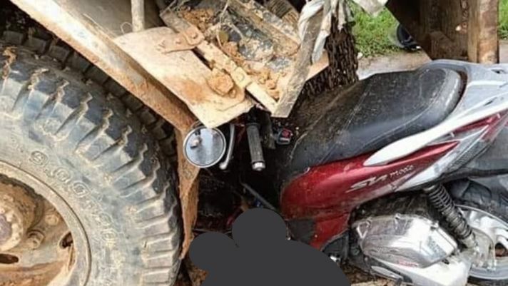 Bàng hoàng Honda SH Mode tông trúng xe tải đỗ lề đường khiến 2 người tử vong tại chỗ