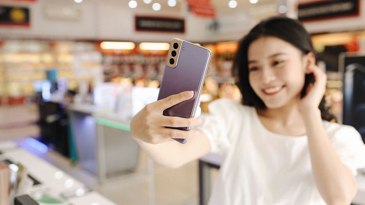 FPT Shop giao siêu phẩm Galaxy S21 Series đầu tiên tại Việt Nam cho khách hàng