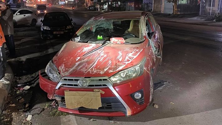 Toyota Yaris bẻ lái như phim chưởng, tông sầm vào cột điện rồi nhào lộn khiến người dân tá hỏa