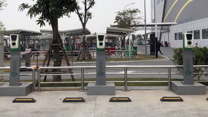 Trạm sạc xe ô tô điện đầu tiên của VinFast tại Hà Nội có gì?