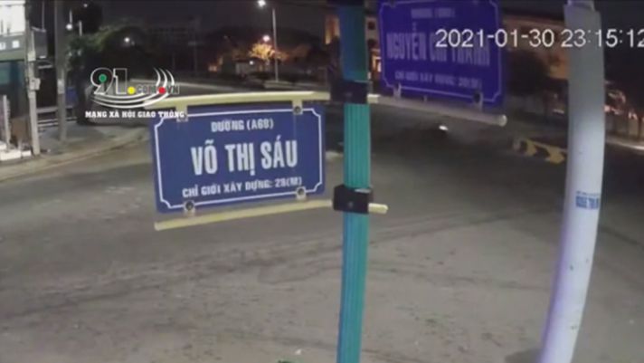 Video: Nam thanh niên bị hất tung 30 mét sau cú tông bùng binh cực mạnh giữa ngã tư đường