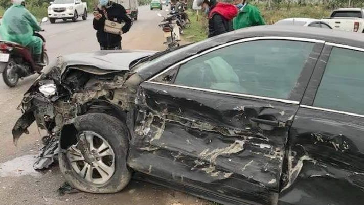 Toyota Camry bị container tông cuốn phăng sườn trái, lý do gây tai nạn khiến ai cũng giật mình!  