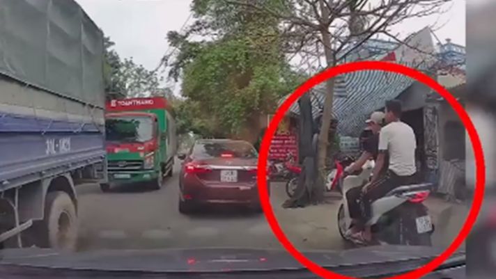 Hai thanh niên đi Honda SH ‘lươn lẹo’ vượt ô tô con và cái kết đắng lòng khiến dân tình bất ngờ 
