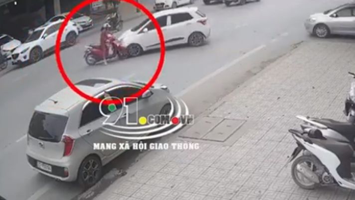 Nữ tài xế Hyundai Grand i10 tông vào người phụ nữ chở con đi xe máy rồi ‘lẩn đi’ vì lý do bất ngờ