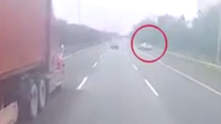 Video: Toyota Fortuner mất lái đâm xe tải cực gắt rồi lao đầu vào taluy khiến dân tình hốt hoảng
