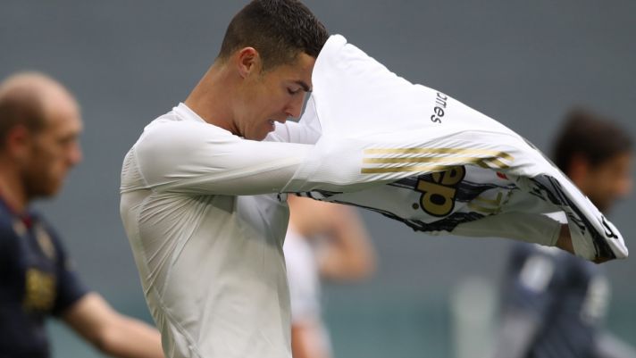 Giận cá chém thớt, Ronaldo nổi điên, ném áo đấu Juventus vì lý do không ai ngờ đến