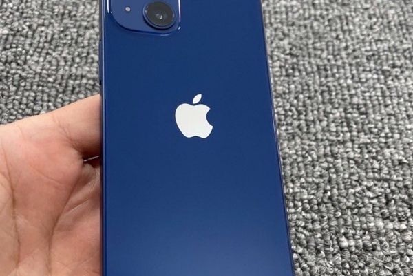 iPhone 13 phiên bản xanh navy lộ ảnh thực tế, hai camera theo đường chéo