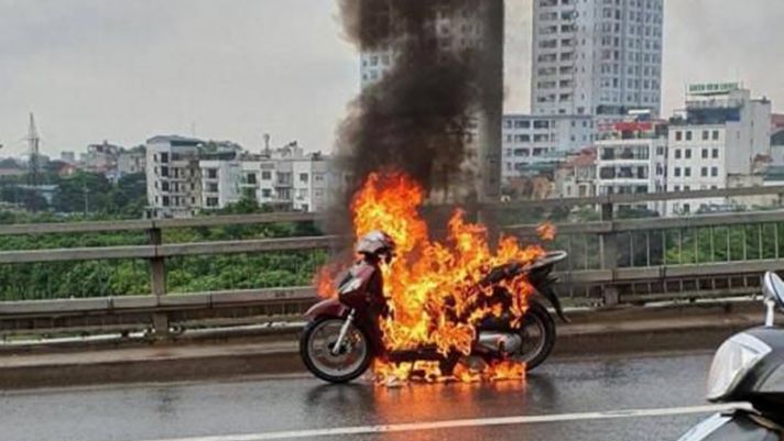 Honda SH bốc cháy dữ dội trên cầu Nhật Tân, dân tình hoảng sợ trước hiện trường thê thảm 