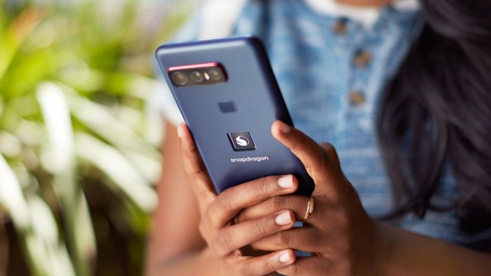 Qualcomm ra mắt smartphone 1500 USD, cư dân mạng chê 'máy xấu giá cao'
