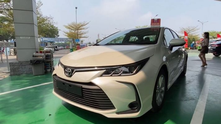 Toyota Corolla Altis 2022 bất ngờ về đại lý ở Việt Nam, cận cảnh thiết kế làm 'lu mờ' Kia Cerato