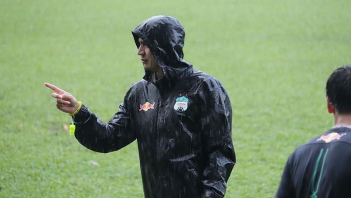 Huyền thoại Thái Lan dầm mưa hỗ trợ HLV Park Hang Seo và ĐT Việt Nam thực hiện giấc mơ World Cup
