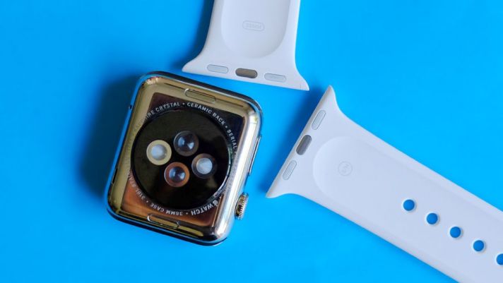 Thành thạo thay dây đeo Apple Watch với hai bước đơn giản