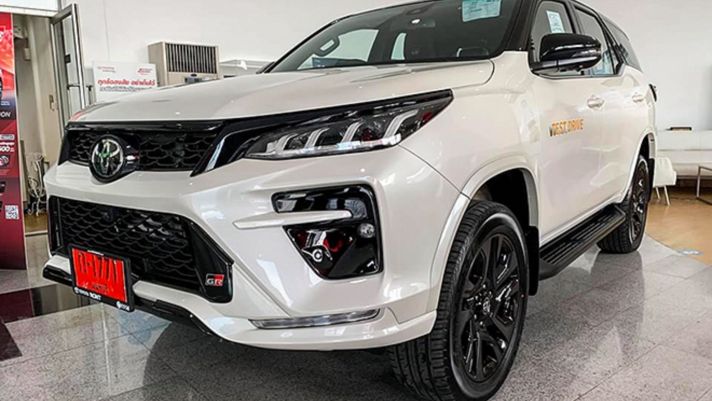 Cận cảnh Toyota Fortuner 2021 bản thể thao vừa về đại lý, giá bán 'làm khó' Hyundai SantaFe