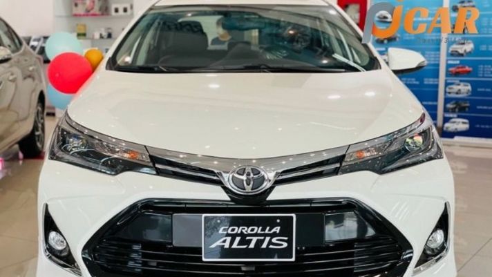 Toyota Corolla Altis bất ngờ giảm giá sâu tại đại lý, mức giá mới tăng sức ép lên Kia Cerato