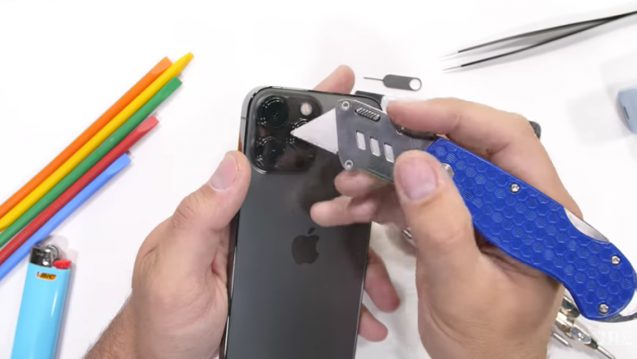 [Video] Tra tấn iPhone 13 Pro Max bằng dao và cái kết không thể ngờ tới