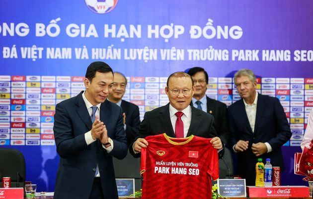 HLV Park Hang Seo ký hợp đồng ngay trước trận Việt Nam vs Trung Quốc, mức lương 'khủng' gây xôn xao