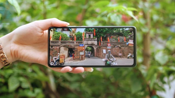 Đón 'bình thường mới' ở Hà Nội cùng Galaxy A52s 5G