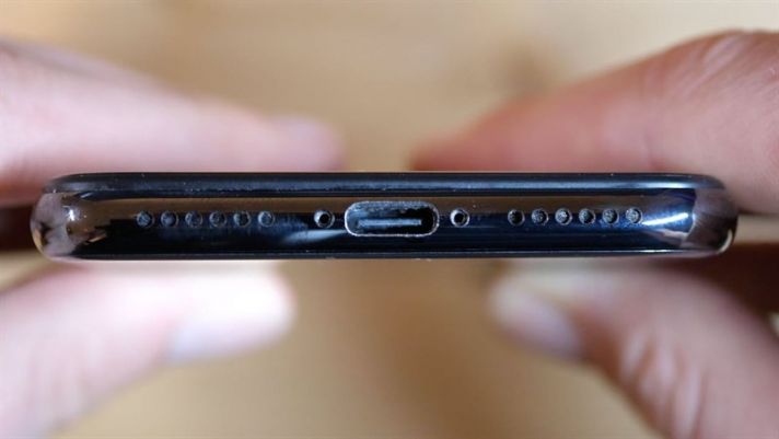 iPhone đầu tiên dùng cổng USB-C đầu tiên được rao bán với giá gần 4000 USD