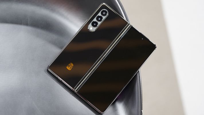 Trên tay 'smartphone Hoàng Thượng' Samsung W22 5G với thiết kế độc nhất thế giới